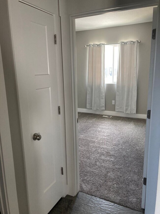 Foto del edificio - 1 bedroom, shared bathroom, kitchen, livin...