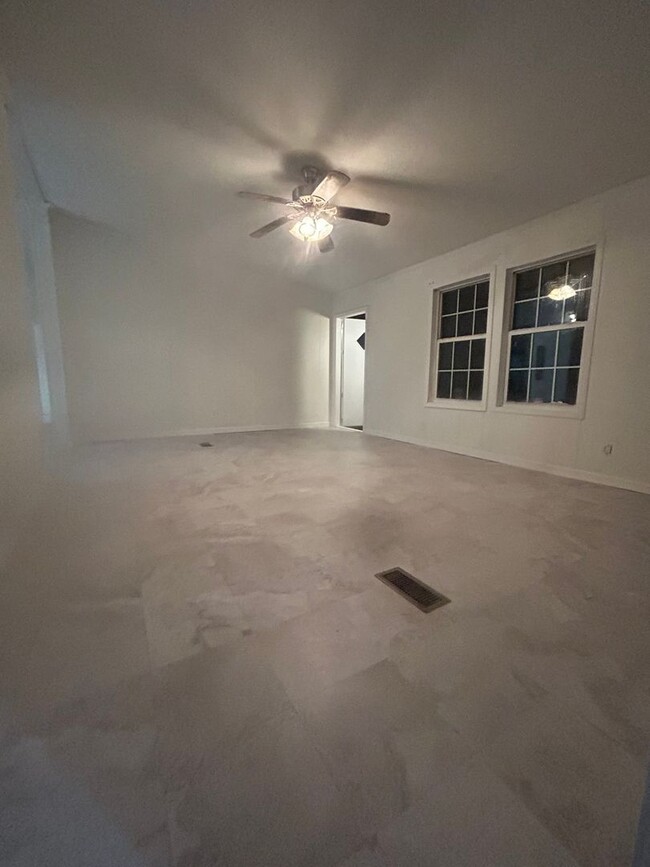 Building Photo - New Home Available! Rent this 4 Bedroom/2 ...