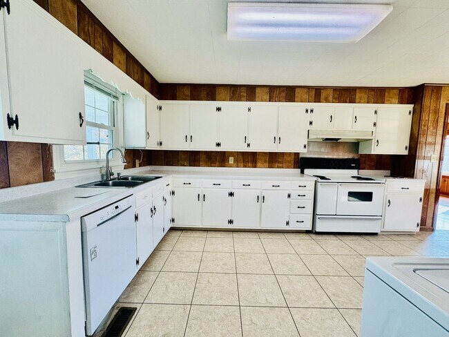 Foto del edificio - 3976 US Hwy 19E, Elizabethton, TN 37643