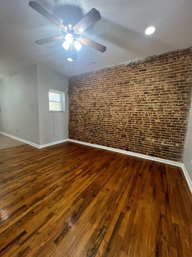 Foto del edificio - 1408 W Franklin St