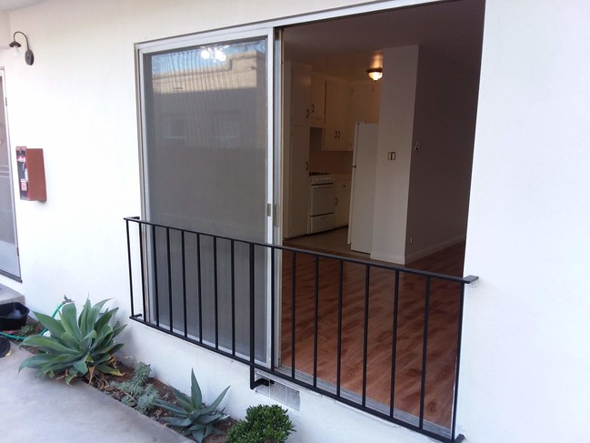 Large patio door - 4133 Cumberland Ave