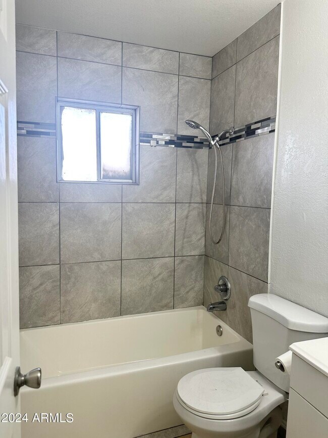 Foto del edificio - 2033 W Madison St