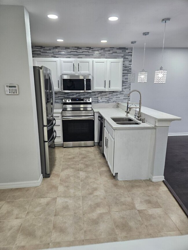 Foto del edificio - Stunning Fully Renovated Townhouse for rent in Land O' Lakes – Your Dream Home Awaits!