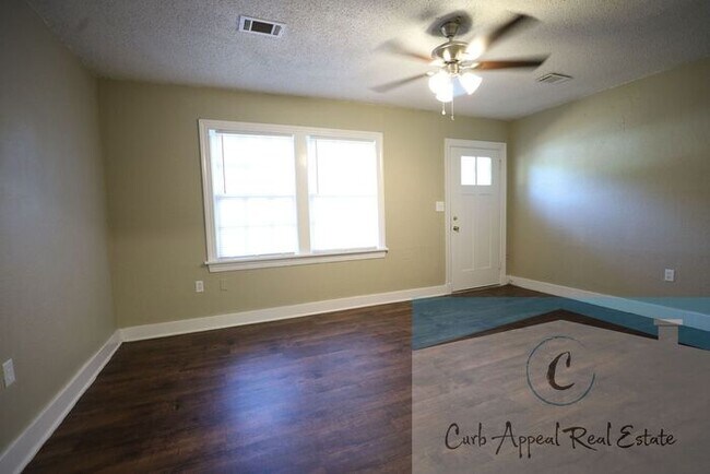 Building Photo - Recently renovated 3 bed, 1.5 bath home - back deck, garage, fenced yard!!