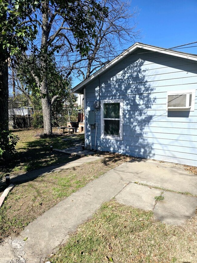 Foto del edificio - Charming Fully Furnished Studio Bungalow i...