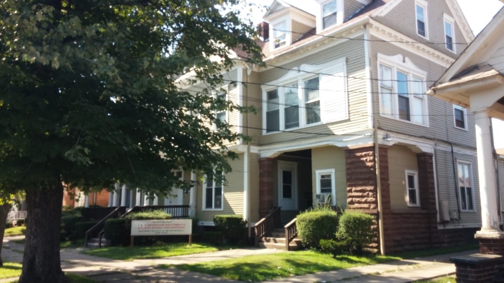 Foto principal - 324 W 9th St