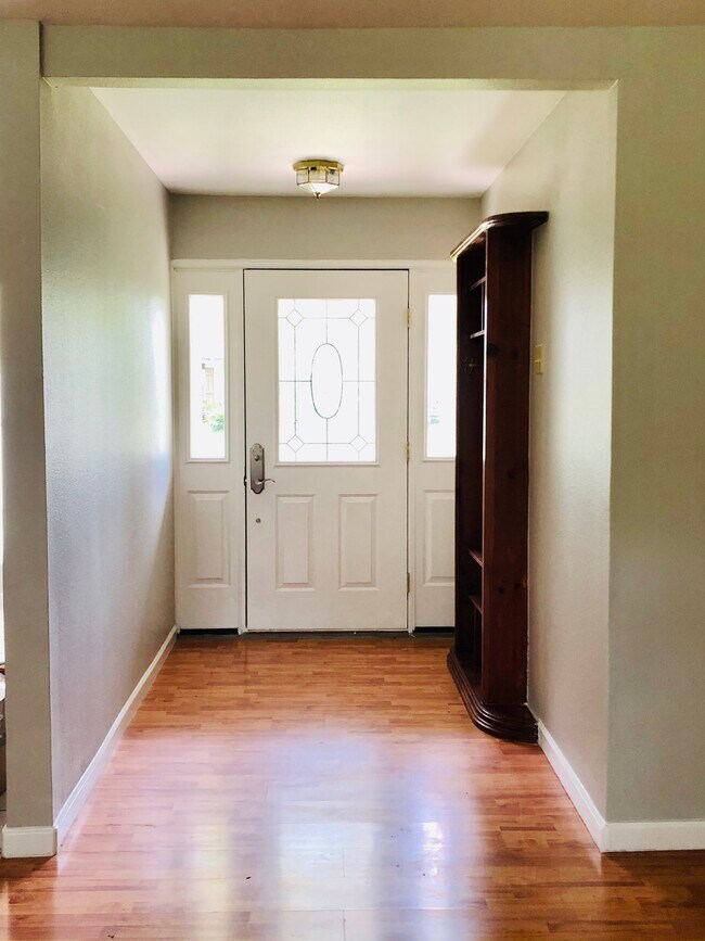 Amplio vestíbulo - 343 Huntington Dr