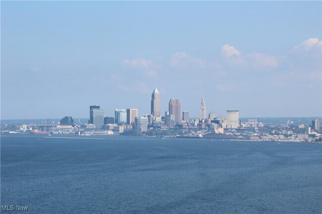 Foto del edificio - 12900 Lake Ave