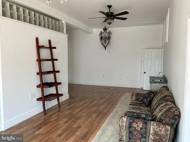 Foto del edificio - 1359 Main St