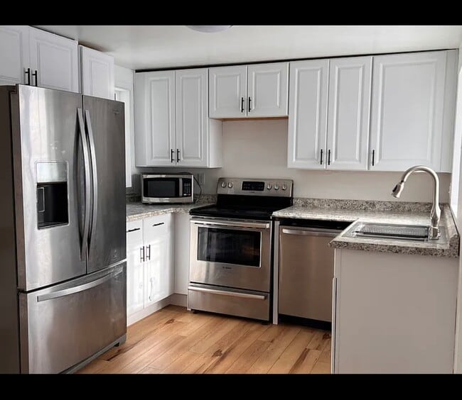 Building Photo - 624 Lomax St