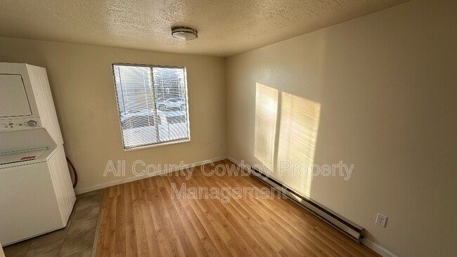 Foto del edificio - 704 Ferris Ct