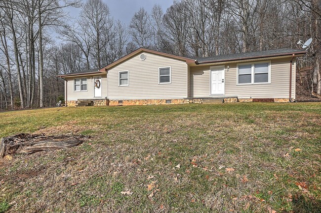 Building Photo - 2 Bedroom / 1 Bath Duplex  Kingsport TN