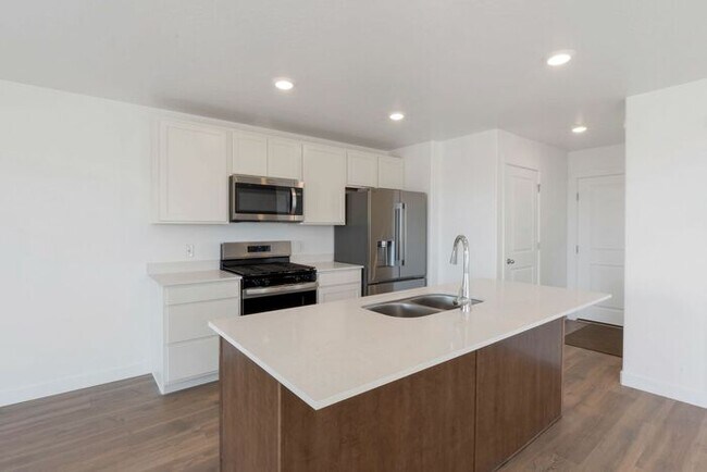 Foto del edificio - BRAND NEW LUXURY ROW END TOWNHOUSE W 2 CAR GARAGE