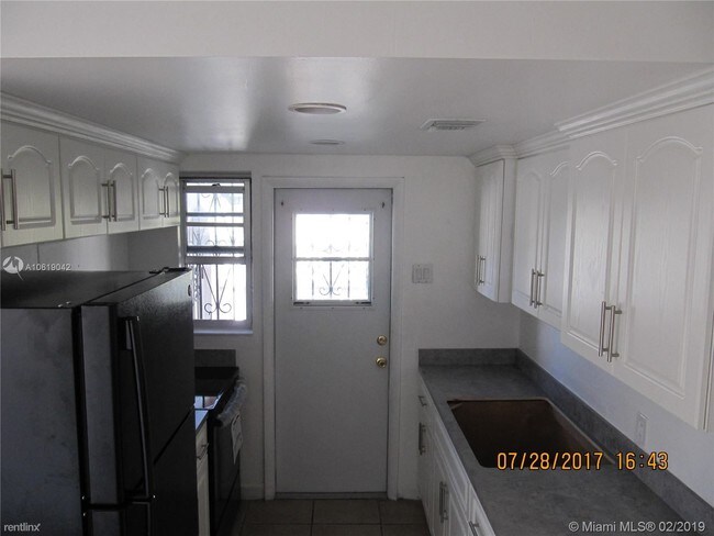 Building Photo - 2 br, 1 bath  - 2920 SW 3rd St