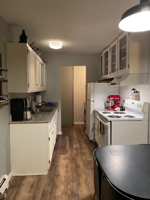 Kitchen - 4572 Cedar Lake Rd S