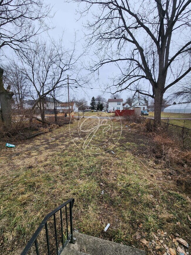 Building Photo - 10.	Spacious 2-bedroom main floor duplex! Tons of character! Convenient location!