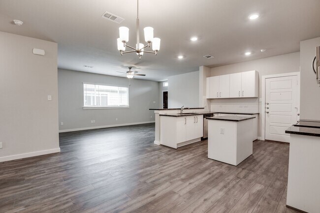 Building Photo - 705 Blackland dr