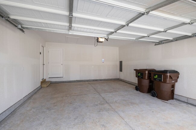 Building Photo - 3 bedroom duplex with a fully fenced yard-Westbury Gardens!