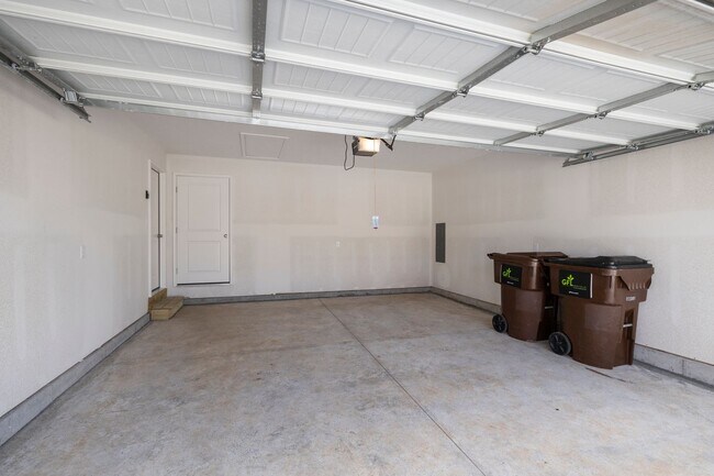 Foto del edificio - 3 bedroom duplex with a fully fenced yard-Westbury Gardens!