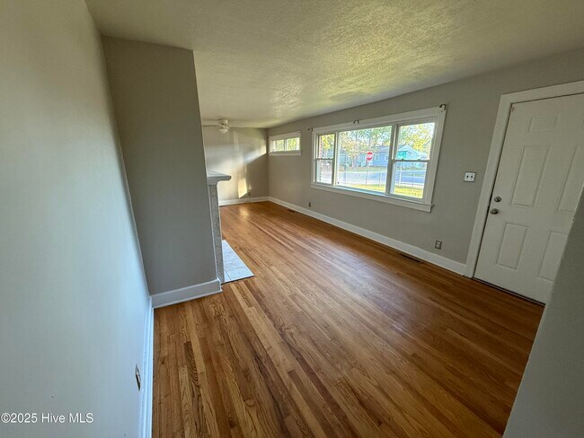 Foto del edificio - 2500 E 3rd St