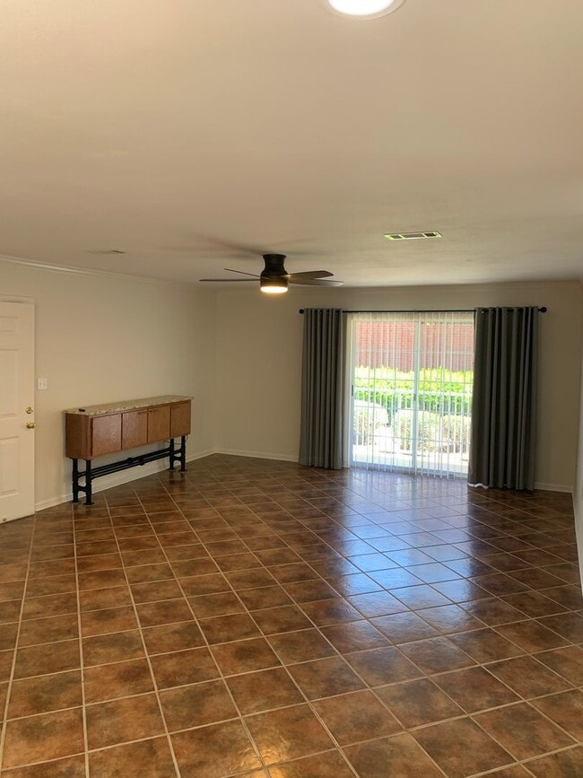 Building Photo - 2 Bedroom / 2 Bath Condo- ALL UTILITIES IN...