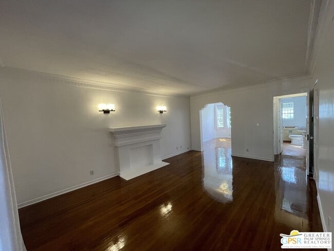Building Photo - 927 Alandele Ave