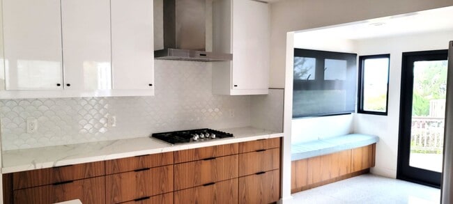 Building Photo - A stunning 4 bedroom, 2 bathroom Single-Fa...