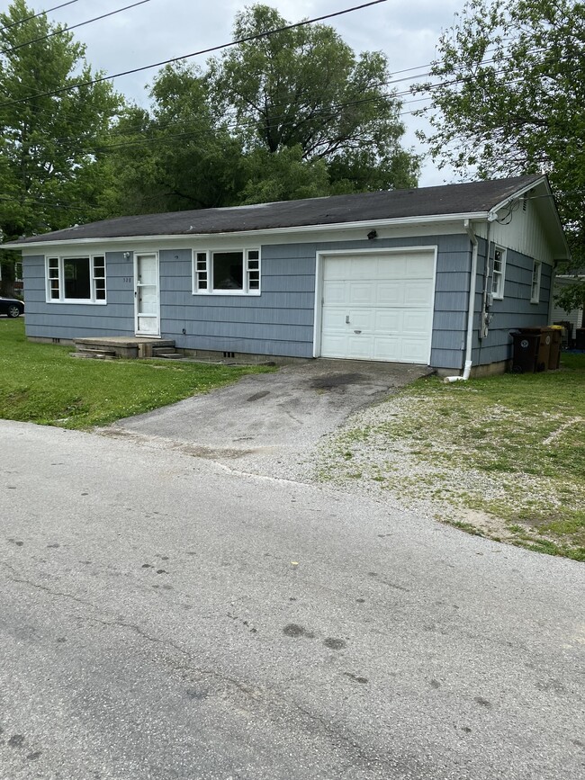 Side entry with garage entrance - 528 N College St