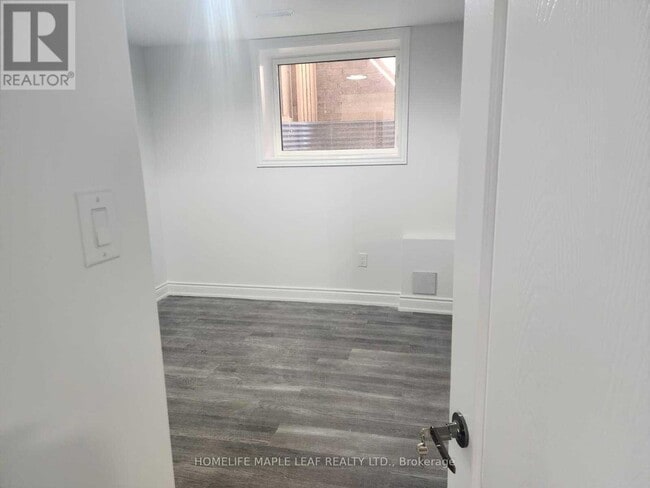 Building Photo - 8 Benhurst Cres