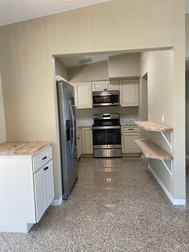 Building Photo - 611 Orangewood Dr