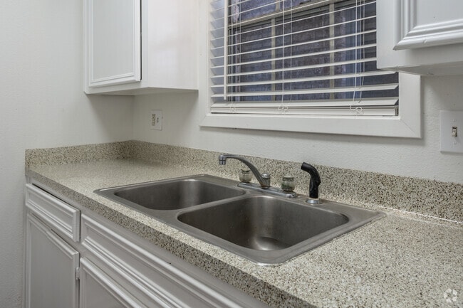 1BR, 1BA - 470SF - Mayfair Apartments