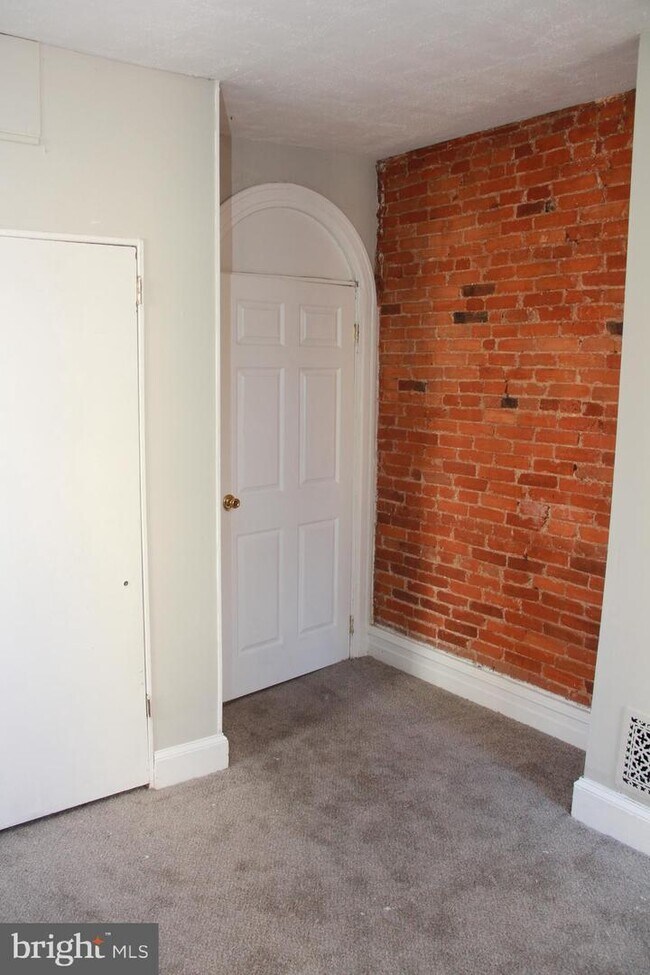 Building Photo - 2046 N Gratz St