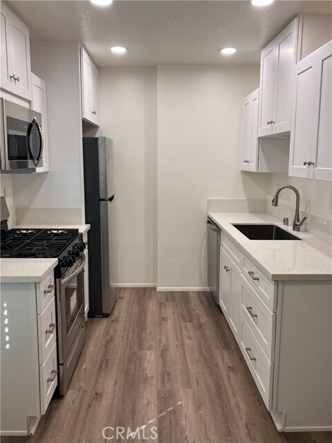 Foto del edificio - 6600 Warner Ave
