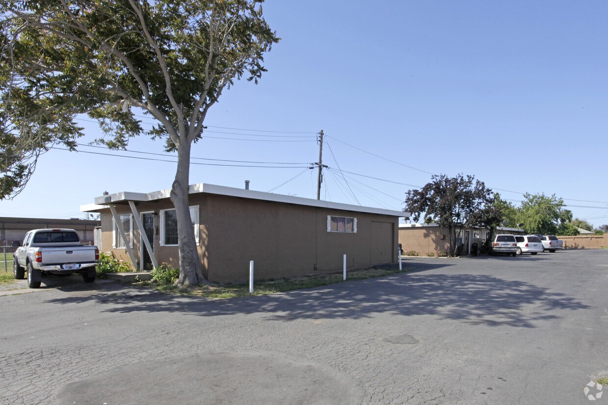 Primary Photo - 1062 E Laurel Dr