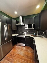 Building Photo - 807 W 10th St