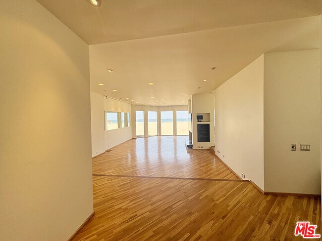 Building Photo - 3505 Ocean Front Walk