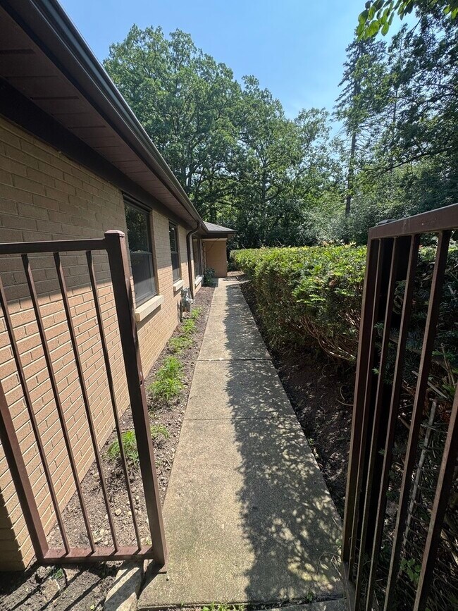 Foto del edificio - 805 Blackhawk Ln