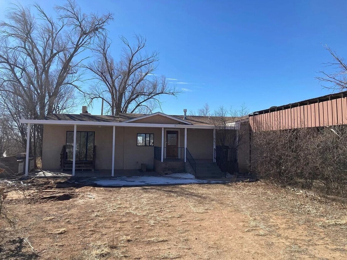 Foto principal - 3 Bedroom, 2 Bathroom Home in Moriarty, NM