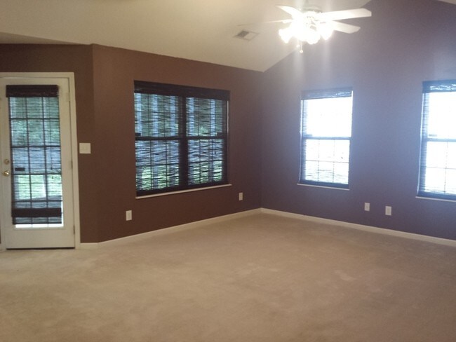 Building Photo - Great Condo in Convenient Location