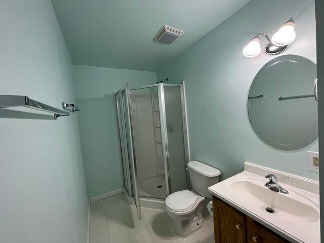Full bath - 4200 Lee Hill School Dr