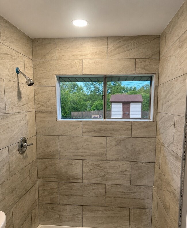Building Photo - 1303 Barnard Dr