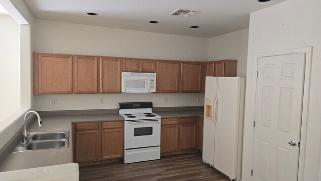 Building Photo - 8560 N 63rd Ln