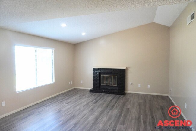 Foto del edificio - Beautiful Home Located in Oildale!