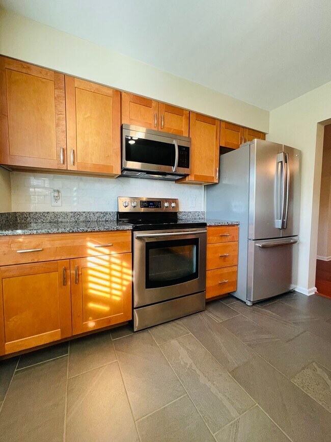Building Photo - ALEXANDRIA - CHARMING TOWNHOUSE CLOSE TO P...