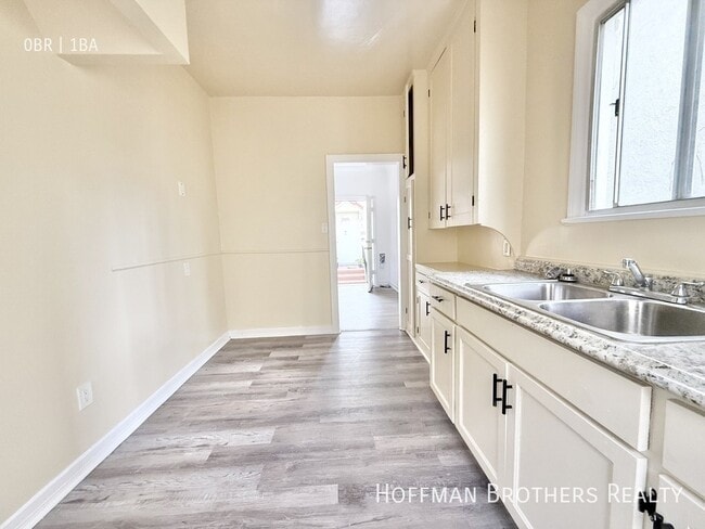 Building Photo - 2927 West Blvd