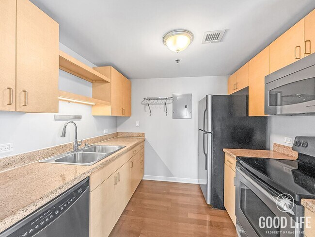 Foto del edificio - Spacious 2B/2BA Acqua Vista Condo w/ A/C & Washer/Dryer!