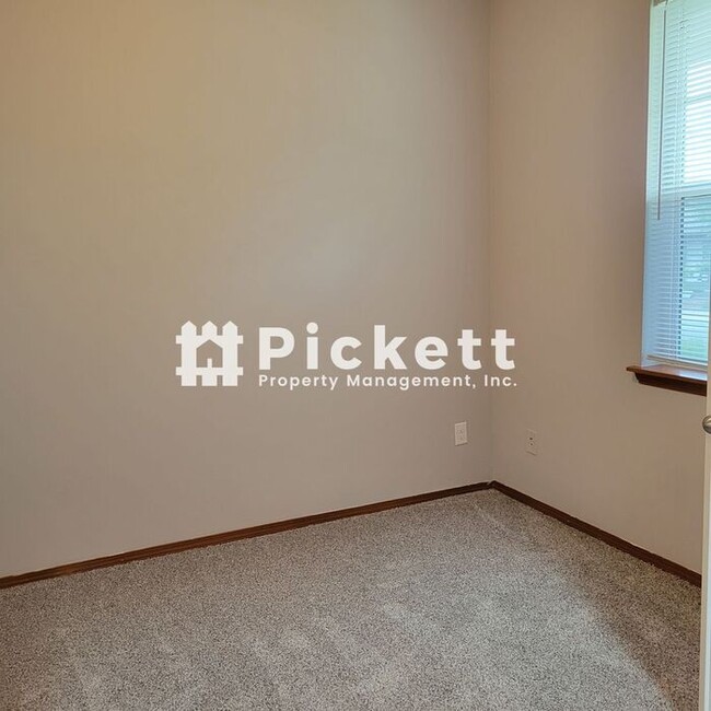 Building Photo - 4 Bedroom West Bremerton Home