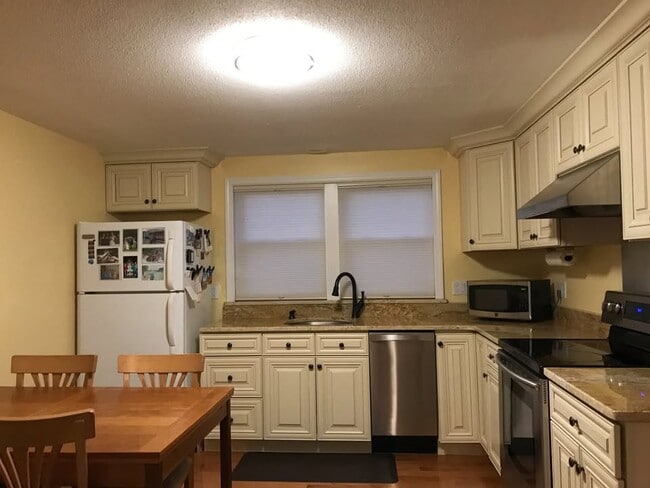 Building Photo - 1 Town House Ln