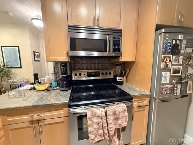 Building Photo - 61 Park Dr