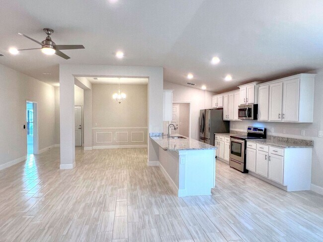 Foto del edificio - Beautiful 3-bedroom, 2-bath House in a Lake front community